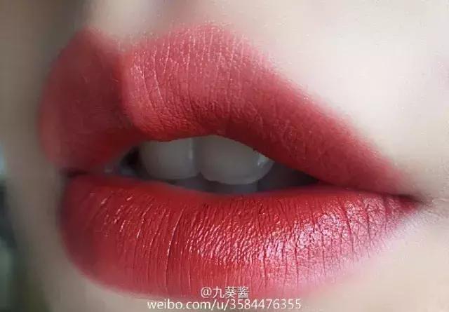 枫叶砖红色带着红棕调的口红,枫叶脏橘色口红