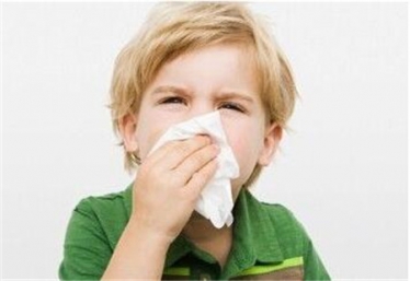 小孩起床老是打喷嚏流鼻涕,小孩鼻炎老是流鼻涕怎么办