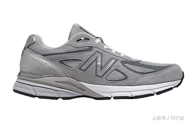 乔布斯西装衬衫搭配牛仔裤运动鞋,乔布斯永远穿的牛仔裤和黑衬衫