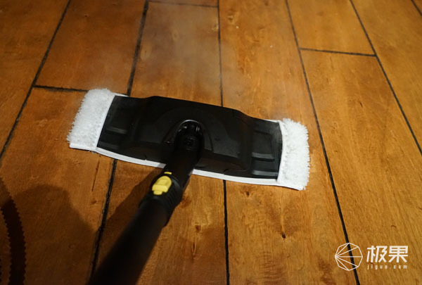 地板上粘东西了怎么弄掉,地板上粘了水泥怎么办