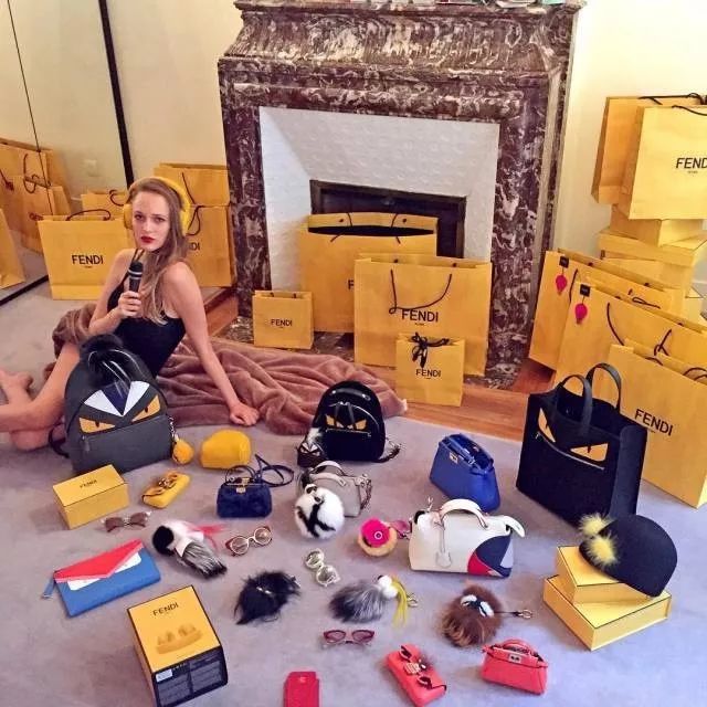 fendi小怪兽双肩包,fendi小怪兽男包2020款