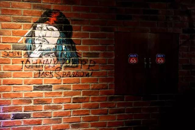 纸牌屋里的烤肋排来南京了！但要坐在公路上吃你敢不敢？！