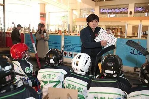 2021年北京市小学生旱地冰球联赛,勇敢者游戏小孩