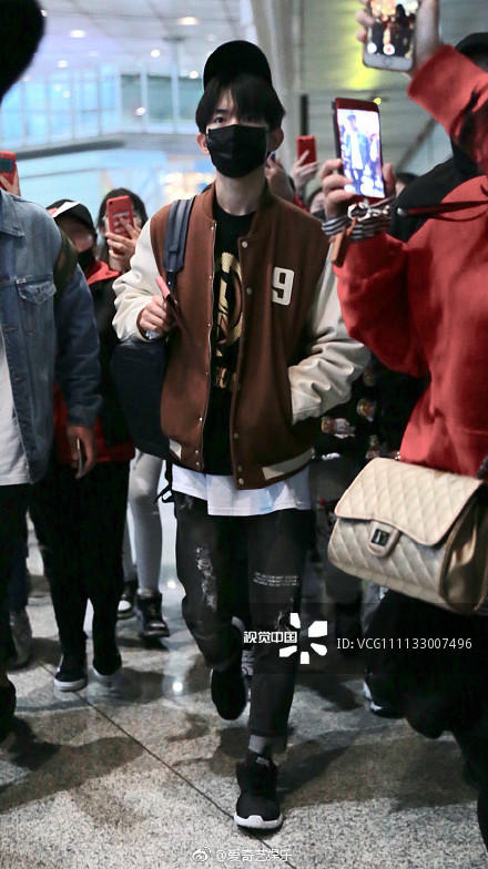 王俊凯王源易烊千玺同款卫衣开箱,王俊凯王源易烊千玺同款视频