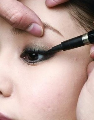 眼部化妆的正确步骤初学者单眼皮,眼部化妆的正确步骤初学者