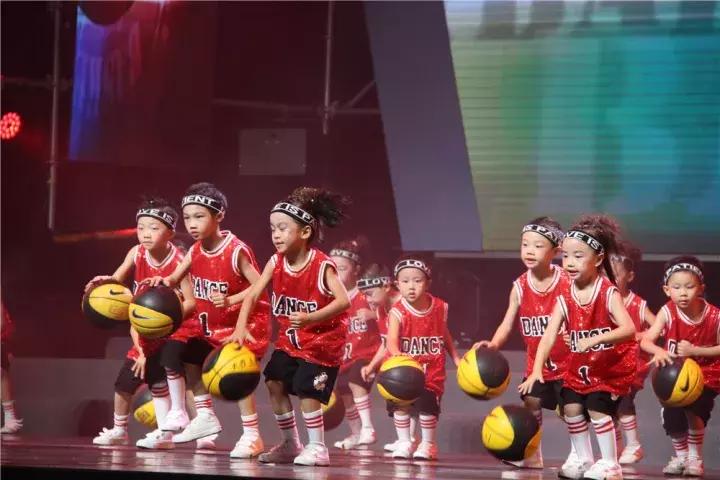 来自世界各地的近千名番禺乡亲代表共聚首,见证番禺大变化!