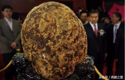 一块琥珀原石浮显人神掠影