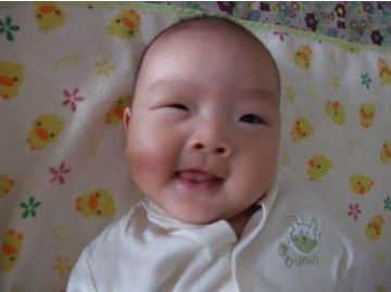 两岁宝宝眼睛一睁一闭,2岁左右宝宝怎么呵护眼睛