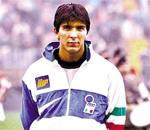 布冯挥泪告别欧洲杯,39岁传奇门神布冯强忍悲伤退场