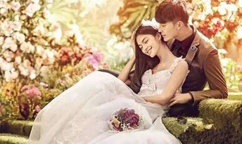 沙滩外景婚纱照姿势和表情技巧,女生婚纱照拍照姿势好看图片