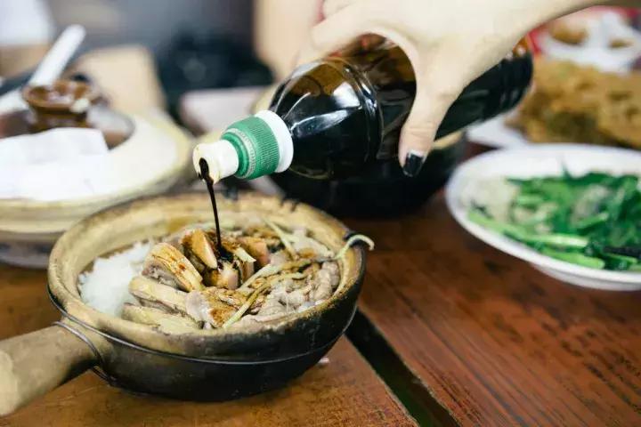 据说好的煲仔饭里的米饭啊,比肉还香!