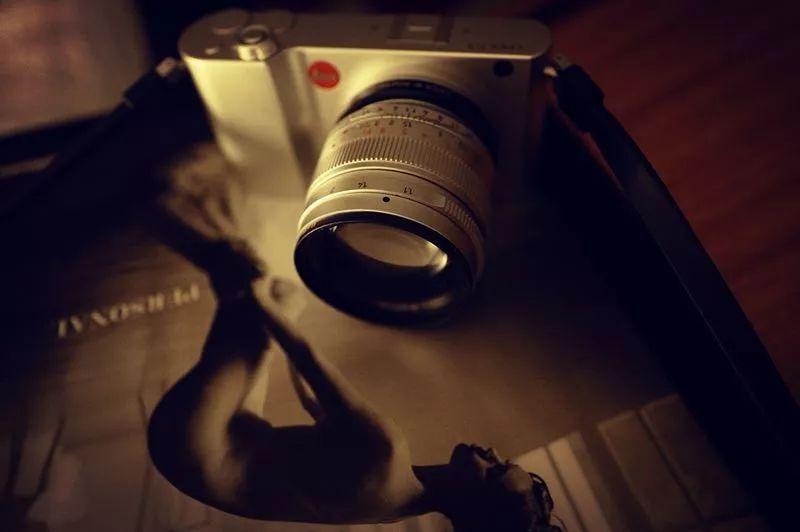 新婚,老婆没有要钻戒,买了一台徕卡