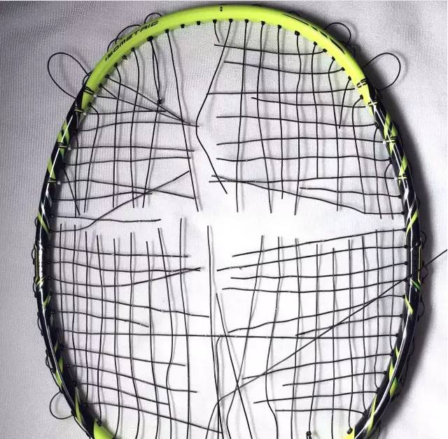 羽毛球拍断线后要立即剪线吗,断线羽毛球拍如何剪线