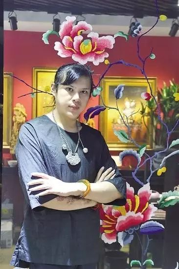 高薪的纪梵希offer和不赚钱的复古首饰，他选择了后者