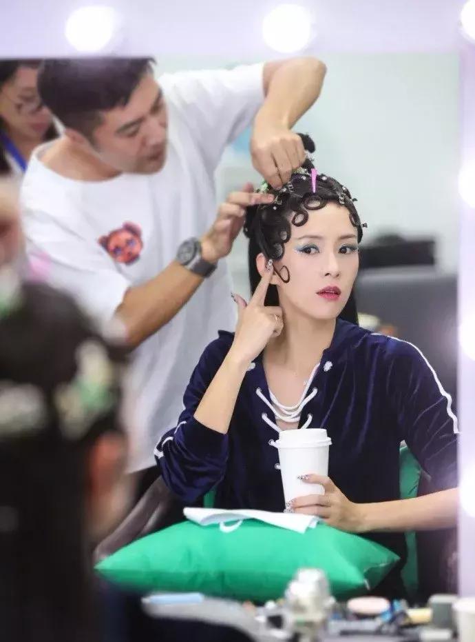 章子怡扔鞋是真的假的,章子怡不规则耳环