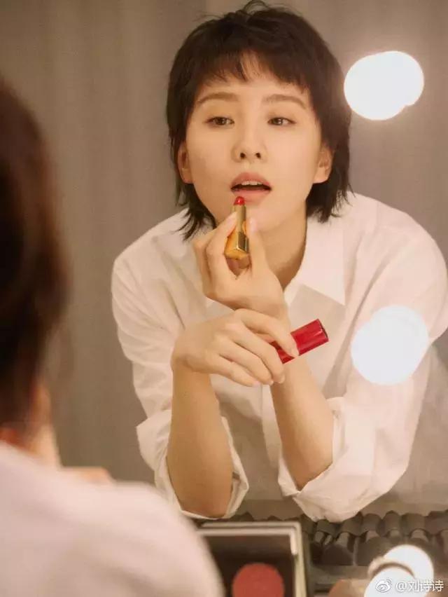 我们闯入了刘诗诗的房间“看看你出门前都在做什么?”
