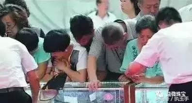 商场抽奖金镶玉是不是真的,暴力揭秘商场金镶玉骗局
