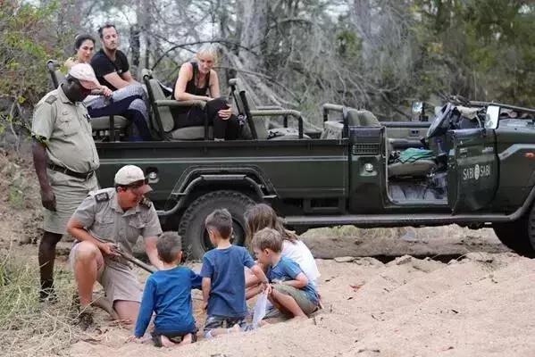 他花16年学会跟狮子交谈,而你花10天懂得了他的执著!