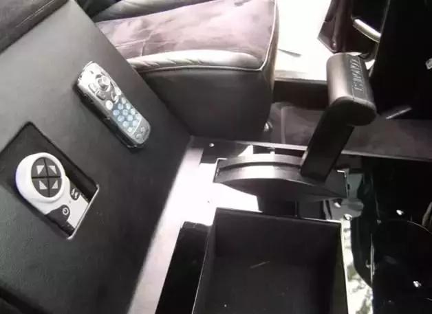 1500万的骑士十五世去洗车，洗车工直摇头：装甲车我们洗不了