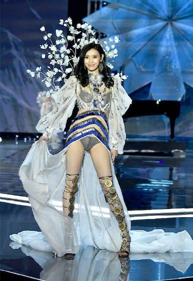 奚梦瑶摔倒内情曝光,奚梦瑶摔倒了视频