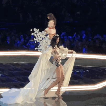 奚梦瑶维密秀摔倒原因,奚梦瑶维密秀摔倒下台哭