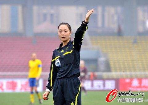 足球场上的美女裁判视频,足球赛场上的美女
