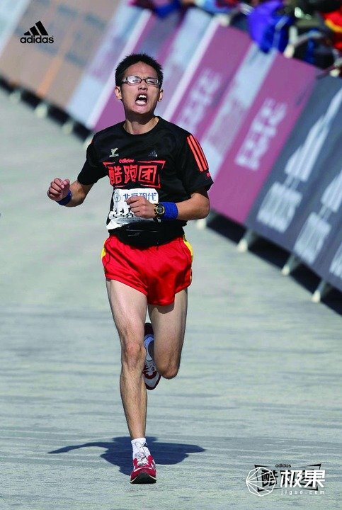 老炮儿在冰上跑的片段,跑半程越野马拉松必备的装备