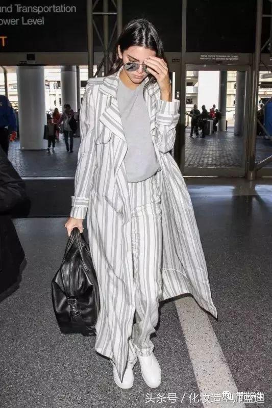 卡其色风衣怎么搭配裤子和鞋子,深蓝色风衣怎么搭配裤子鞋子