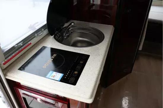 有车有房更有家人的陪伴,有床有车有油还可以烤菜的房车