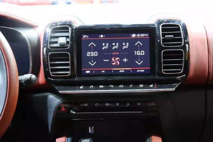 车尾挂着4个8,方向盘跟赛车一样,15万起搞得大众很羞涩!