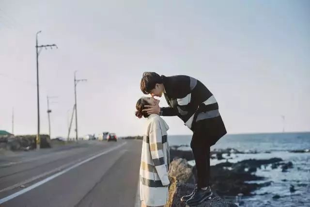 和摄影师谈恋爱是什么感觉？你在窗边看风景，TA拿手机打王者