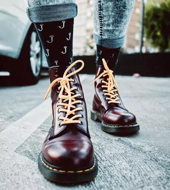 这双靴子一旦穿上就会“中毒”