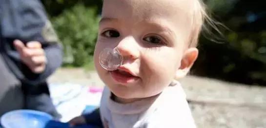 宝宝鼻塞妈妈喝姜汤吗,宝宝鼻塞妈妈要忌口吗