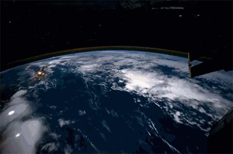 爱迪生发明电灯的时遇到什么困难,爱迪生是发明电灯还是改良了电灯