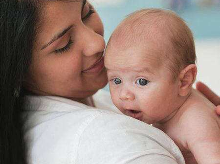 宝宝多大不用拍嗝不会胀气,如何正确给宝宝拍嗝防吐奶