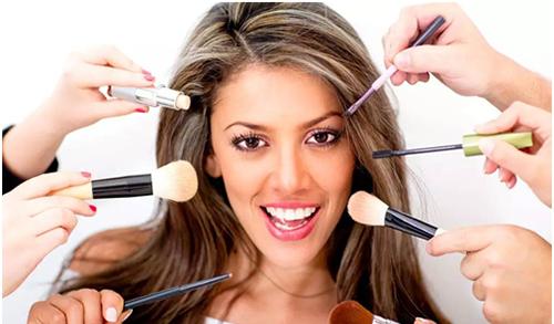 白天和晚上正确的护肤涂抹方式,护肤知识千万不要往脸上涂