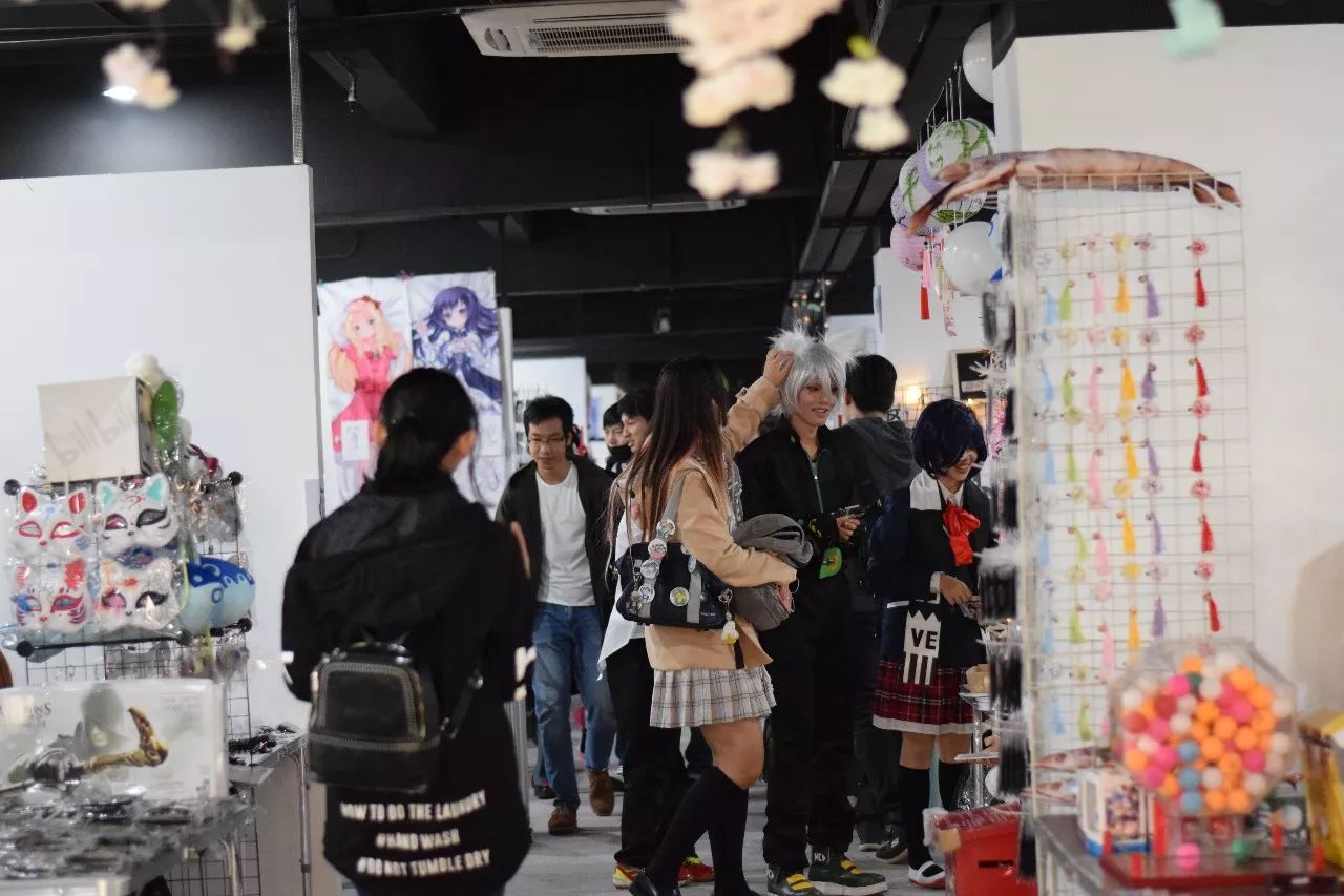 昨天去了一场小型的漫展,感觉又回到了2.5次元