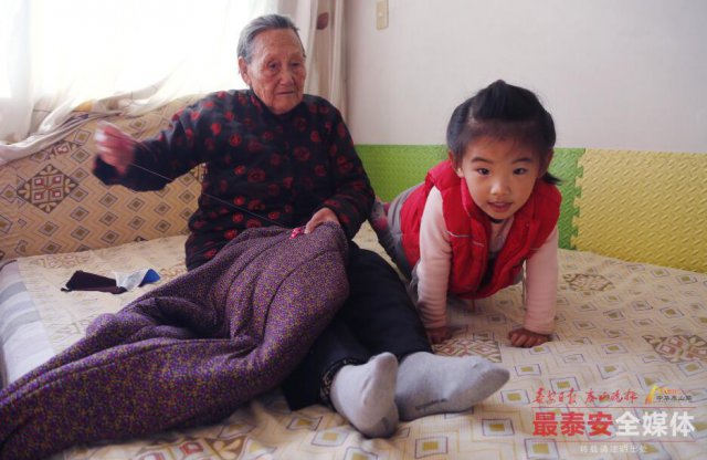 裹脚老人三寸金莲修脚视频,看望93岁裹脚老奶奶