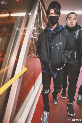 易烊千玺18岁生日演唱会礼物,易烊千玺16岁生日会的礼物