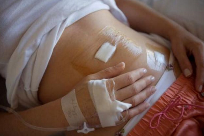 11岁女孩子宫瘀血，母亲闻讯失声痛哭