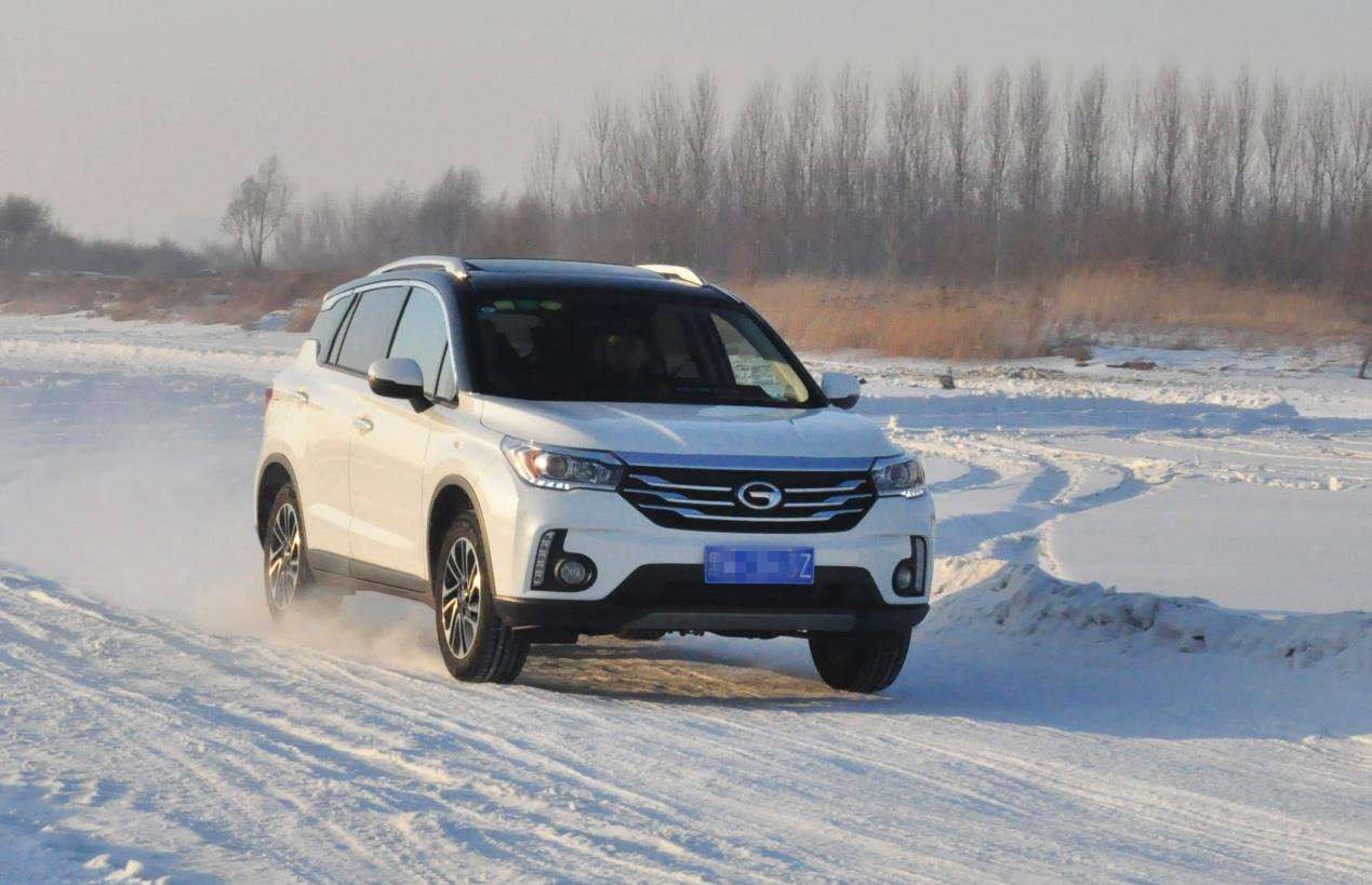 汽车在雪地里打滑,冬天车打滑上不去坡怎么办