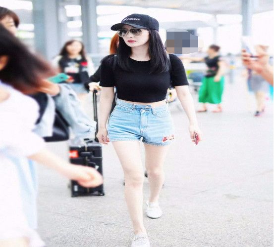 杨幂任何单品都能穿好,杨幂穿一件外套就出门