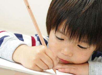 孩子总揉眼睛需要补叶黄素吗,孩子远视经常揉眼睛