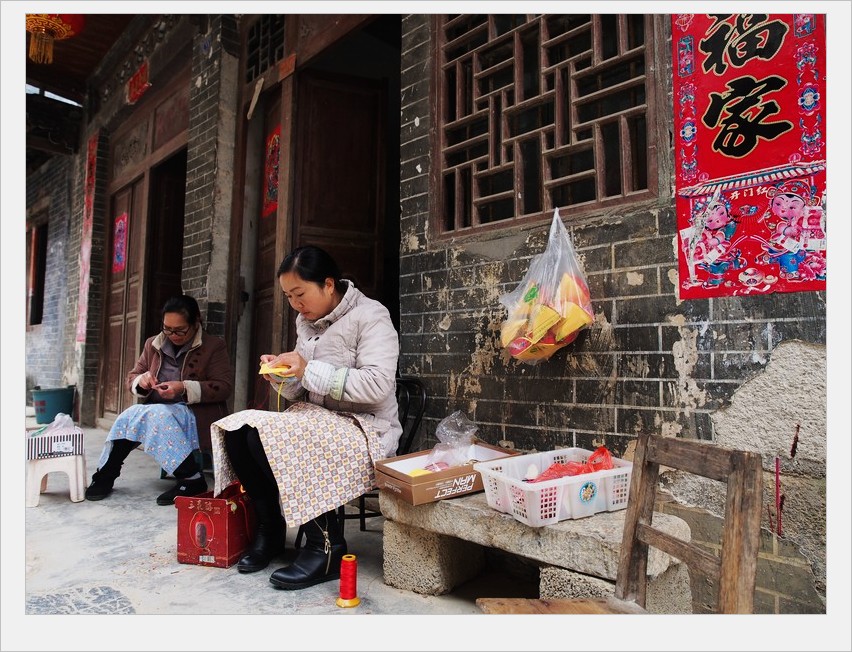 姑娘们个个都会做绣球，谁要是当这里的女婿可有福气了