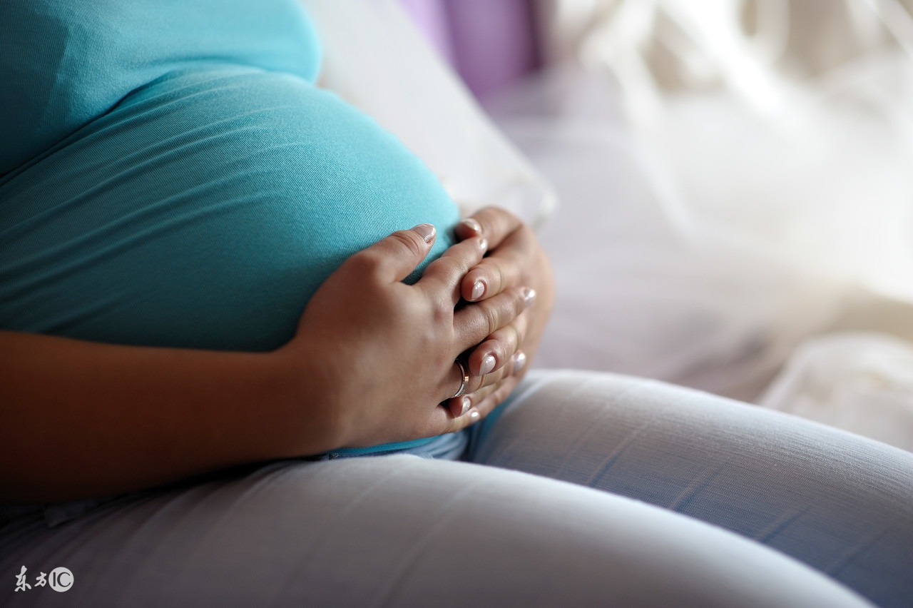 孕妇走着路孩子掉下来了原因,孕妇肚子被从上往下碰到了怎么办