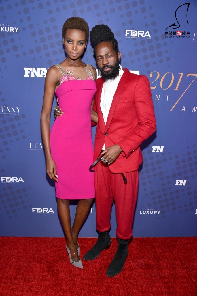 2017年“鞋业新闻成就奖”红毯上，精致的高跟鞋和靴子才最出彩