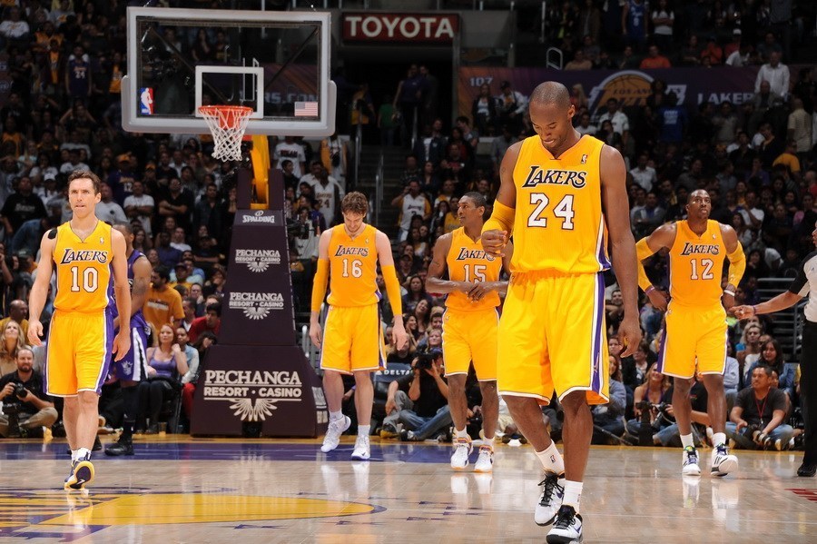 那些年科比单挑詹姆斯,回顾那些年科比的黑肘