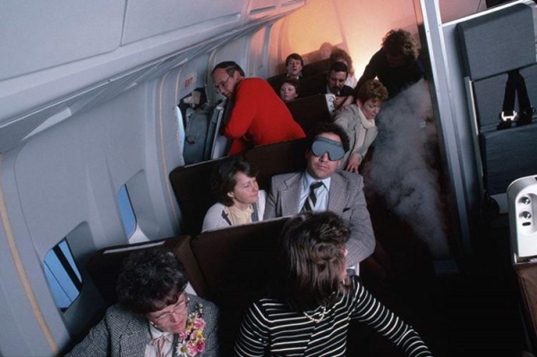 紧急撤离时，飞机上如果有轮椅旅客怎么办？