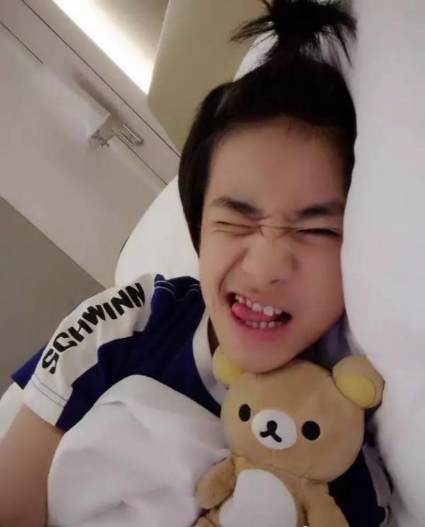 易烊千玺现在的短发发型,易烊千玺换了发型依然那么帅