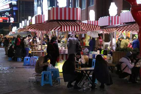 逛街购物的人少了,现在逛街的人越来越少了